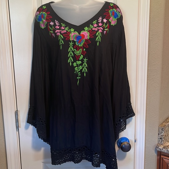 Tops - Womens Black Top with embroidery 1X